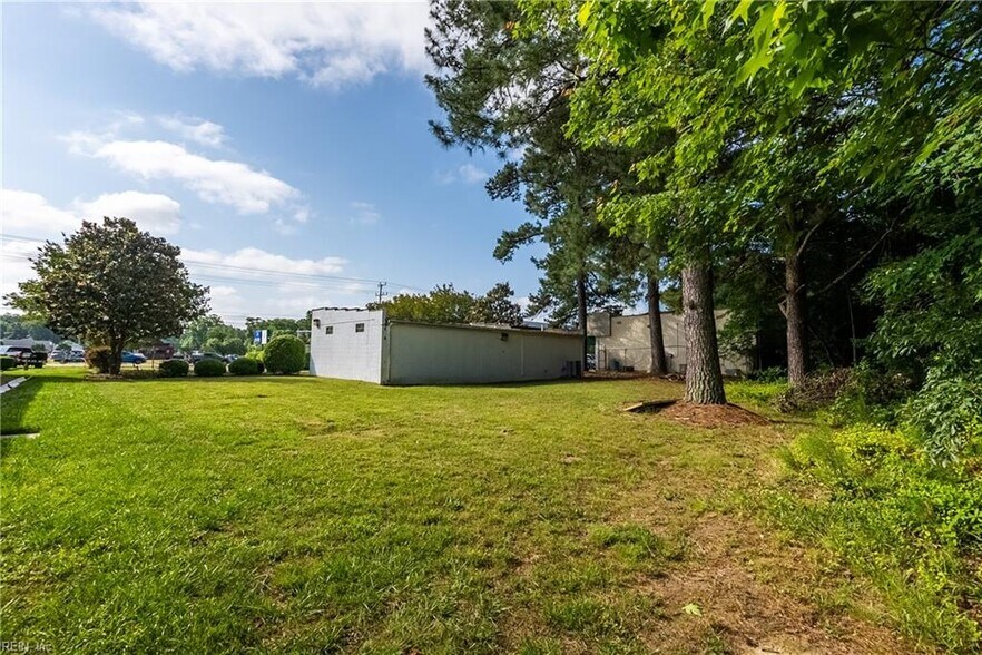 More Photos Of 7002 George Washington Memoria Hwy, Gloucester Office For Sale