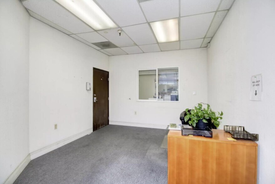 More Photos Of 8535 Morrison Creek Rd, Sacramento Showroom For Lease