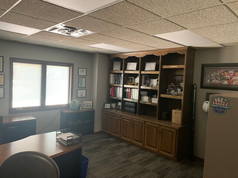 More Photos Of 300 W Walnut St, Sioux Falls Warehouse For Sale