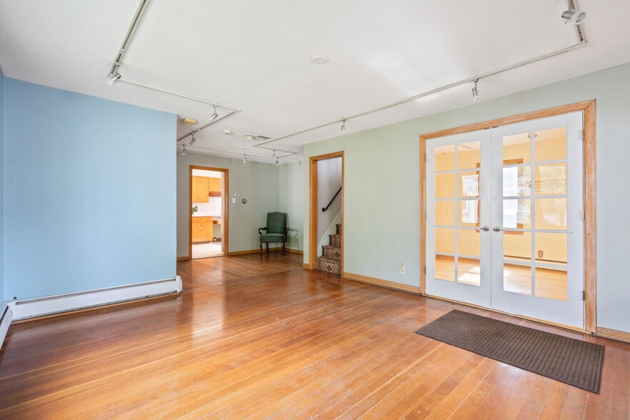More Photos Of 609 Main St, Windsor Office For Sale