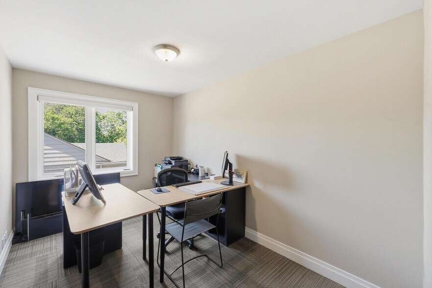 More Photos Of 58 King St W, Hamilton Office For Sale