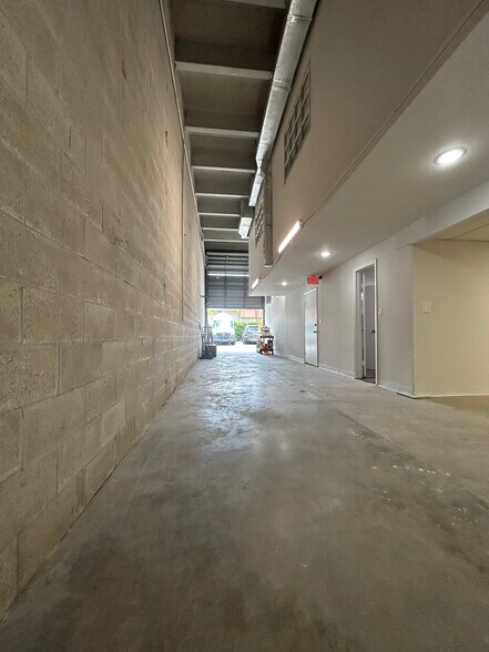More Photos Of 8410-8432 NW 61st St, Miami Light Manufacturing For Lease