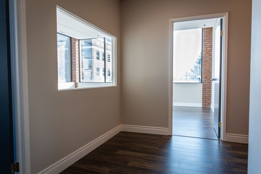 More Photos Of 180 James St S, Hamilton Office For Lease