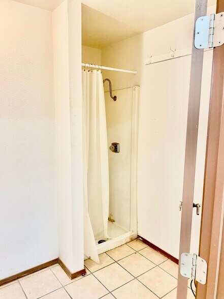 More Photos Of 401 S Eagle Ln, Oklahoma City Manufacturing For Lease