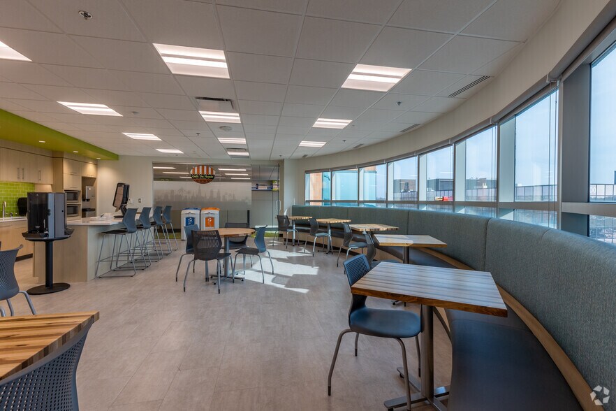 More Photos Of 25300-25330 Telegraph Rd, Southfield Office For Sale