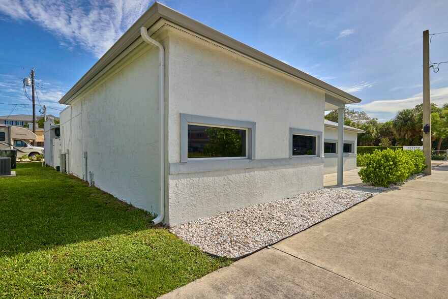 More Photos Of 407 SE Ocean Blvd, Stuart Storefront Retail Office For Lease