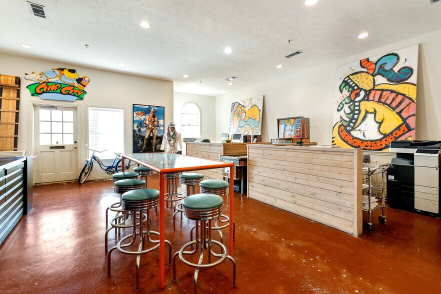 More Photos Of 4819 Broadway St, Addison Office Residential For Lease