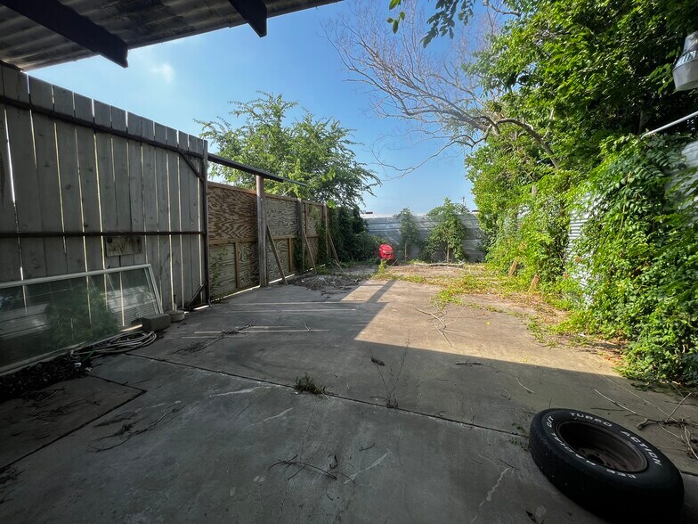 More Photos Of 1200 E Mulberry St, Angleton Auto Repair For Sale