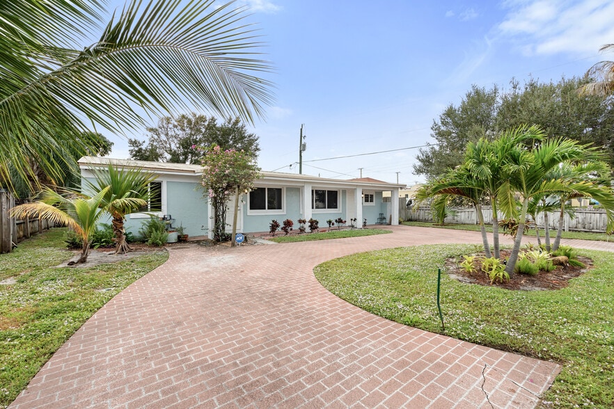 More Photos Of 112 Milton St, Lantana Multifamily For Sale