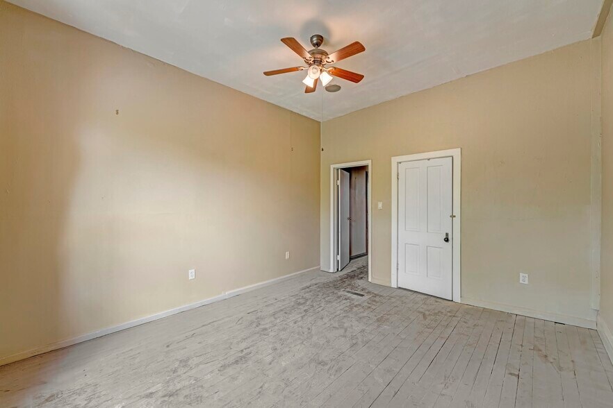 More Photos Of 122 W Main St, Florence Storefront For Sale