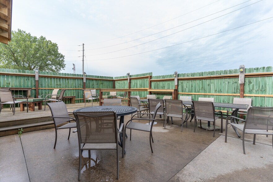 More Photos Of 1401 S Morley St, Moberly Restaurant For Sale