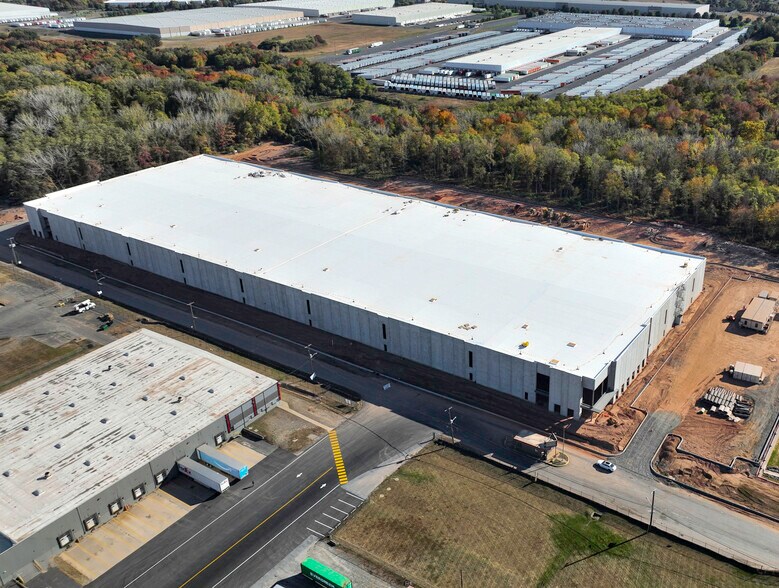 More Photos Of 1804 River Rd, Burlington Distribution For Lease