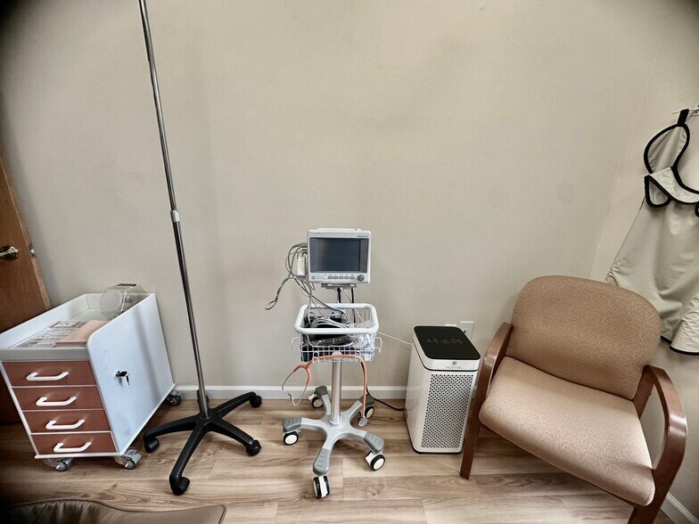 More Photos Of 4 Dearfield Dr, Greenwich Medical For Lease