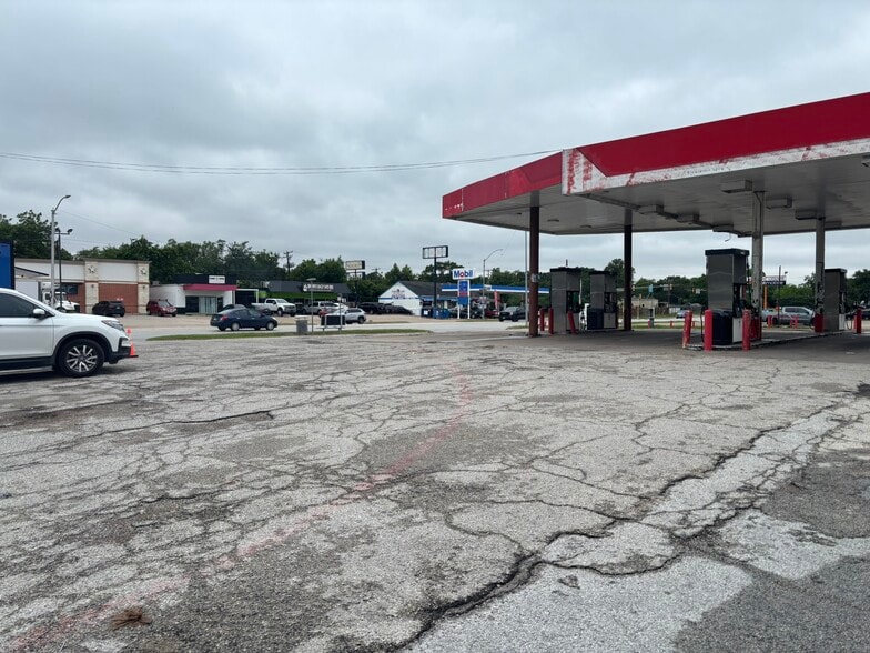 More Photos Of 5617 Mccart Ave, Fort Worth Restaurant For Lease