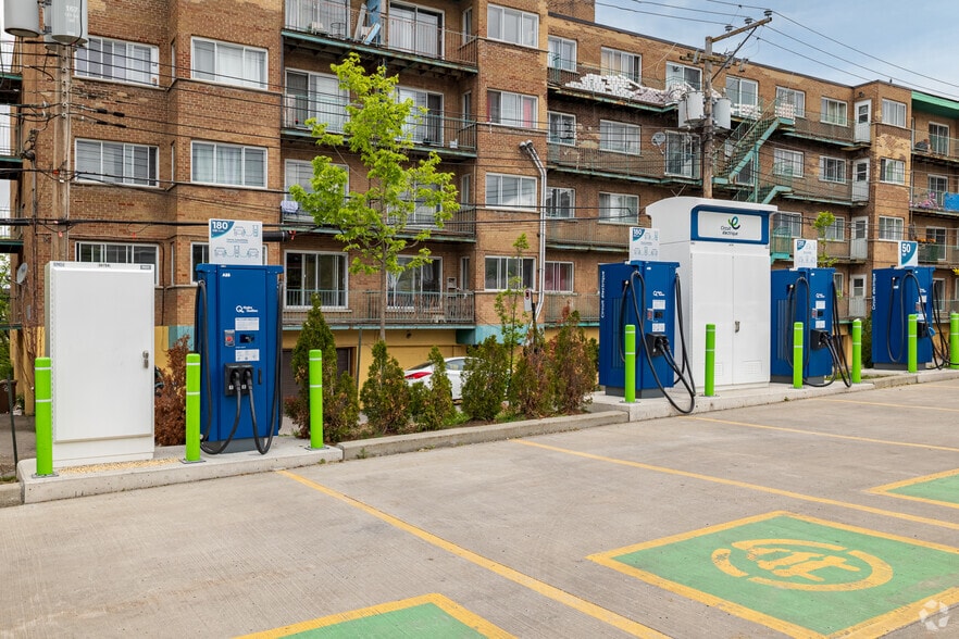 More Photos Of 2615-2865 Ave Van Horne, Montréal Unknown For Lease