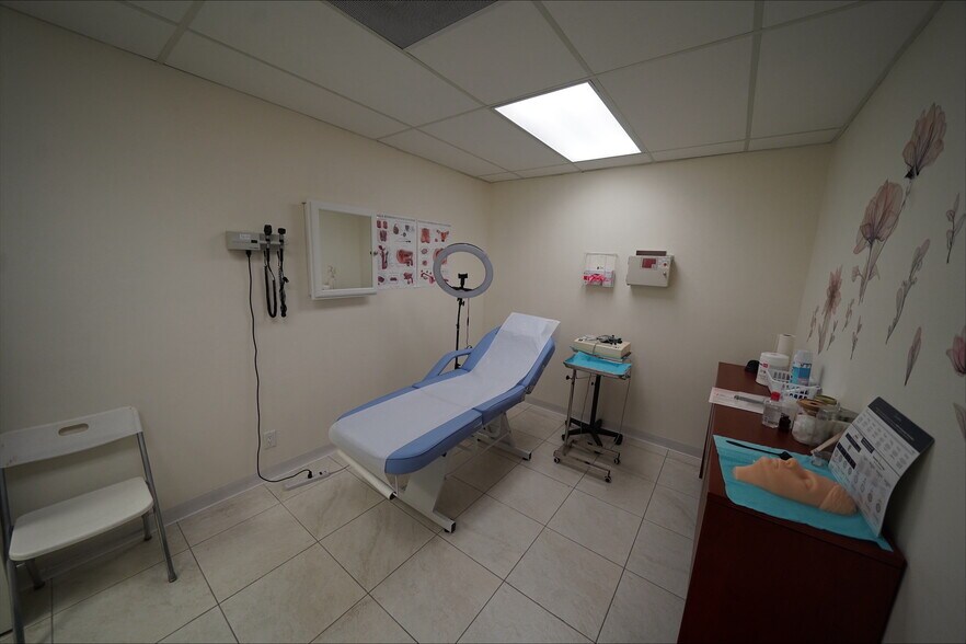More Photos Of 3028-3040 E Commercial Blvd, Fort Lauderdale Storefront Retail Office For Lease