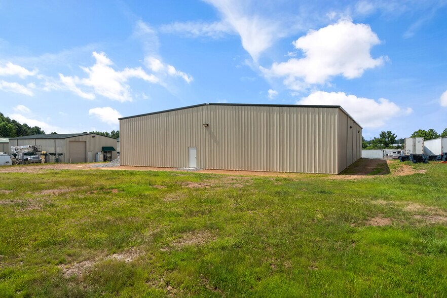 More Photos Of 27 Airport Business, Jasper Warehouse For Lease