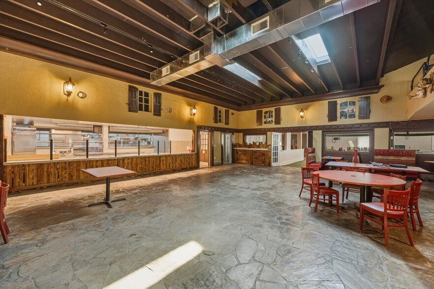 More Photos Of 300 N Cocoa Blvd, Cocoa Restaurant For Lease