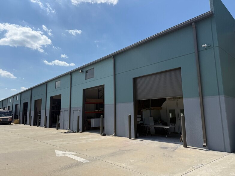 More Photos Of 680-694 NW Enterprise Dr, Port Saint Lucie Warehouse For Lease