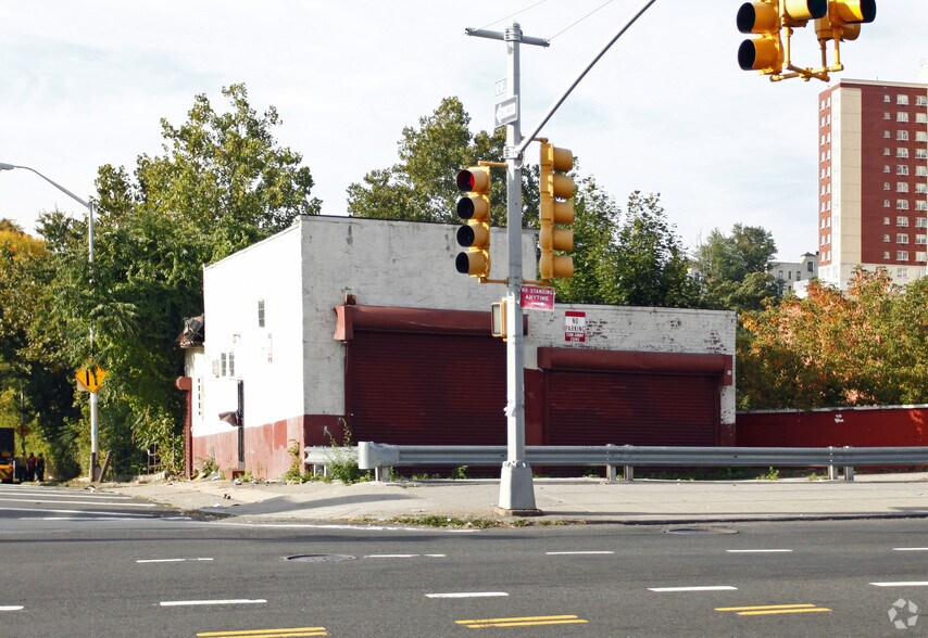 Primary Photo Of 598 E Gun Hill Rd, Bronx Storefront For Sale