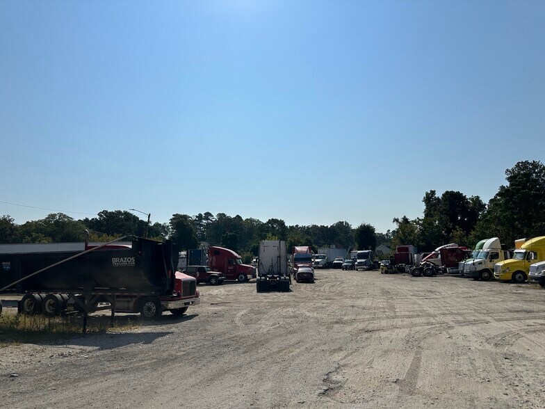 More Photos Of 3082 Ellenwood Rd, Ellenwood Warehouse For Lease