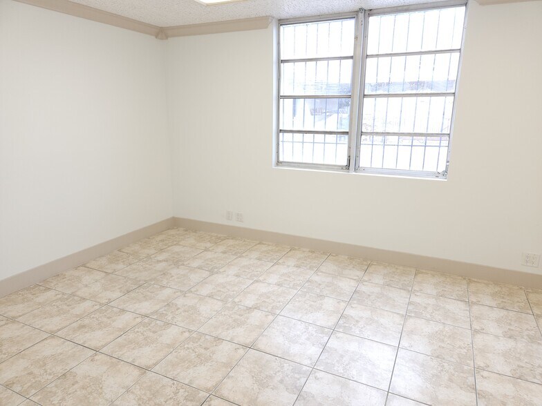 More Photos Of 650 NW 105th St, Miami Warehouse For Lease