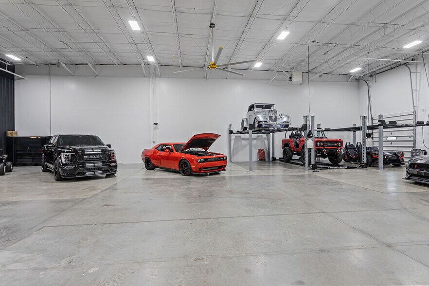 More Photos Of 3455 Centerpoint Dr, Grove City Warehouse For Lease