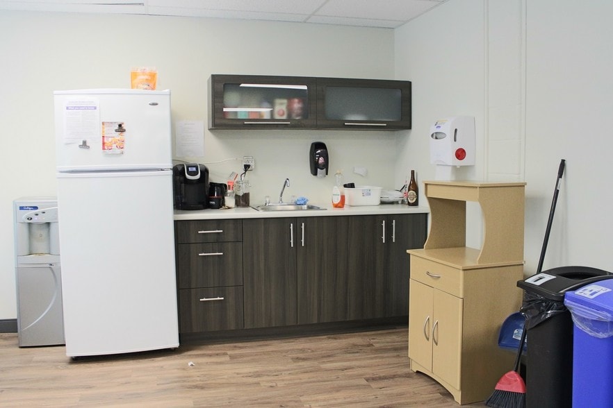 More Photos Of 148 Manitou Dr, Kitchener Office For Lease
