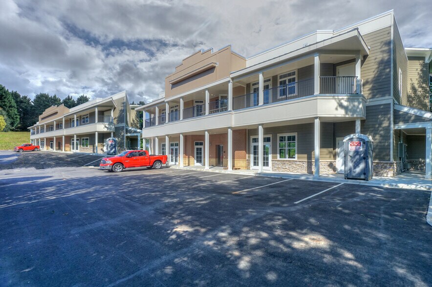 More Photos Of 18620 W Catawba Ave, Cornelius Office Residential For Lease