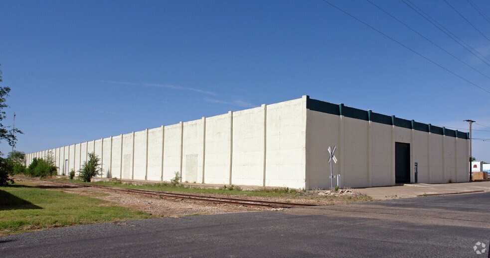 More Photos Of 3801 Magnolia Ave, Lubbock Distribution For Lease
