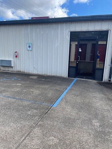 More Photos Of 502 Twin Bridges Rd, Alexandria Self Storage For Lease