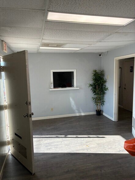 More Photos Of 5734 Heffernan St, Houston Warehouse For Lease