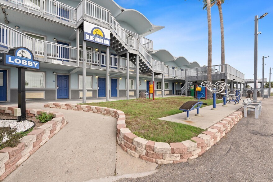 More Photos Of 1212 E Laurel St, Rockport Hotel For Sale