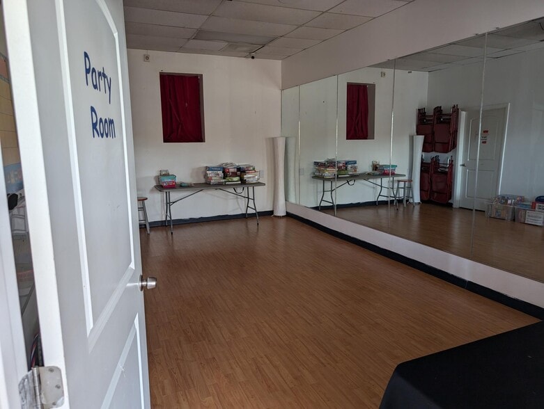 More Photos Of 1909 Santa Monica Blvd, Santa Monica Storefront For Lease