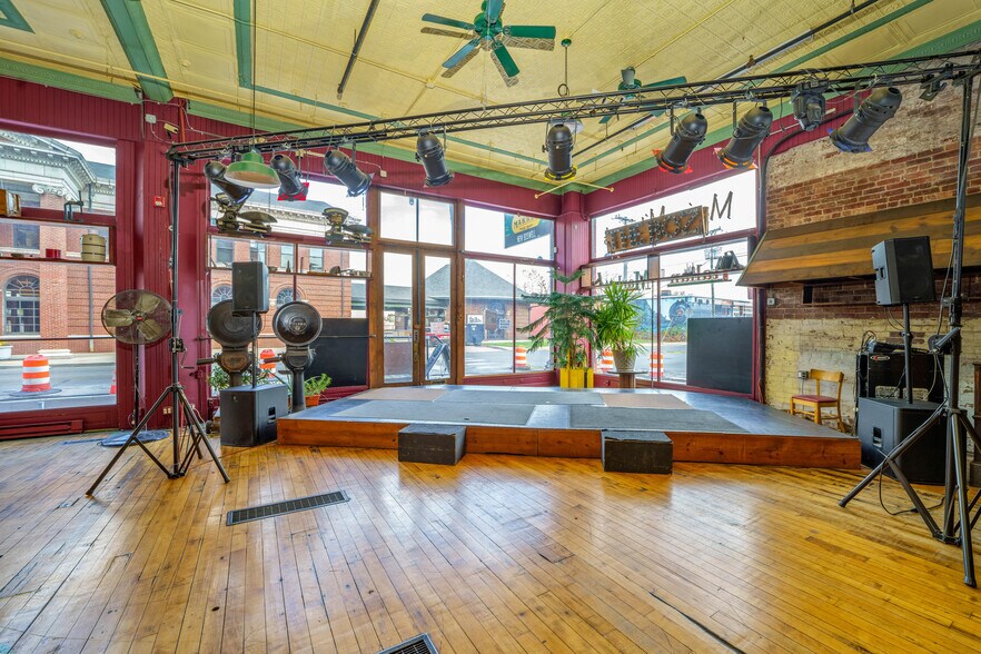 More Photos Of 923 N E St, Richmond Storefront For Sale