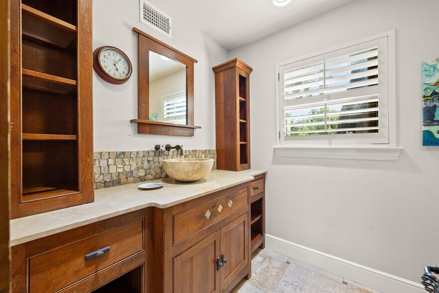 More Photos Of 3911 Lago Vista Dr, Austin Apartments For Sale