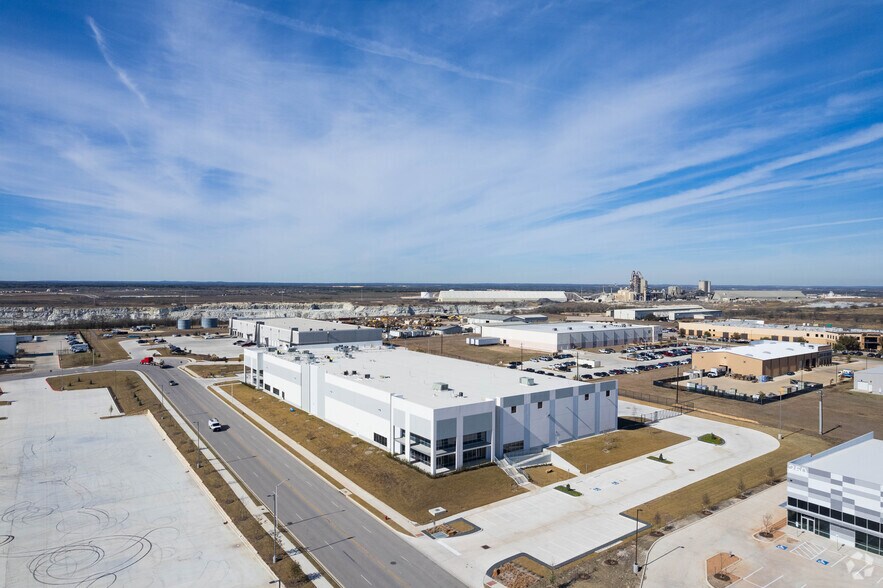 More Photos Of 300 Gateway Blvd, Kyle Distribution For Lease
