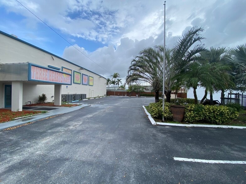 More Photos Of 2055 Liberty St, Hollywood Service For Lease