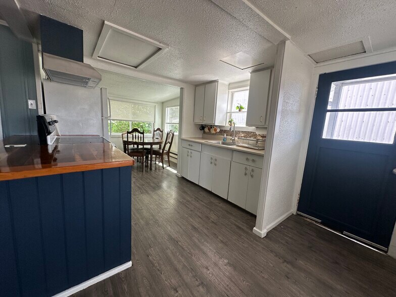 More Photos Of 703 Park Ave, Lakeside Specialty For Sale