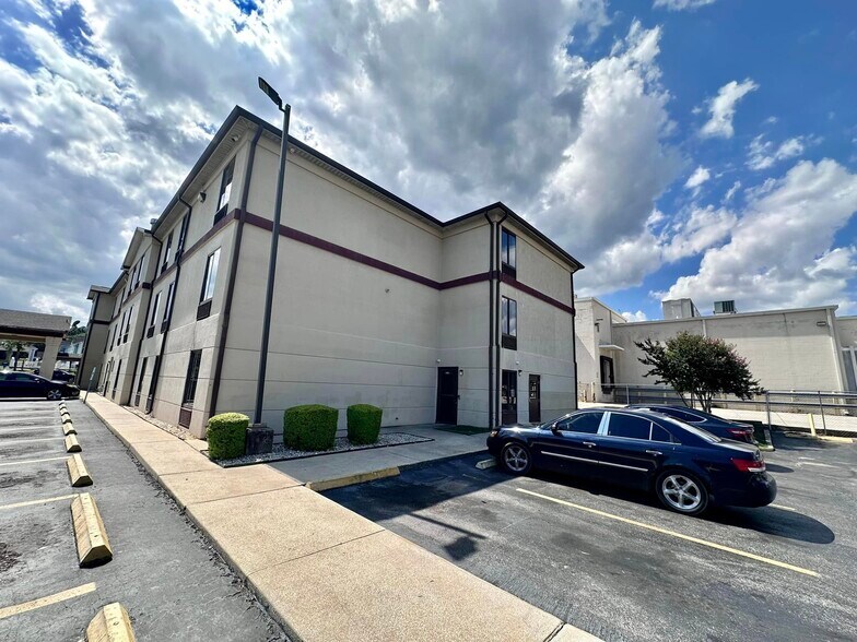 More Photos Of 5635 Tillmans Corner Pky, Theodore Hotel For Sale