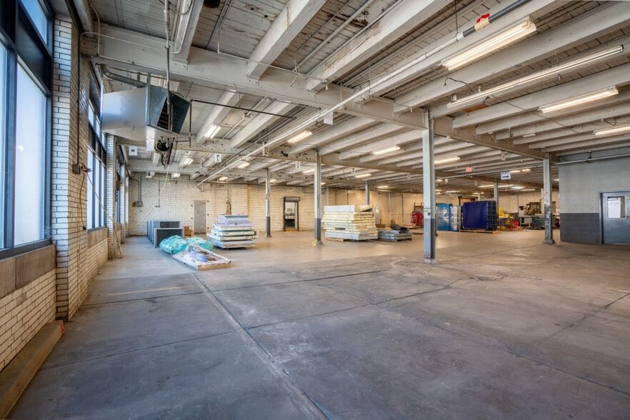 More Photos Of 900 W Indiana St, Evansville Distribution For Lease
