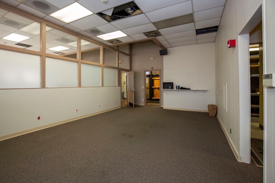 More Photos Of 873-875 6th St, Bremerton Bank For Lease