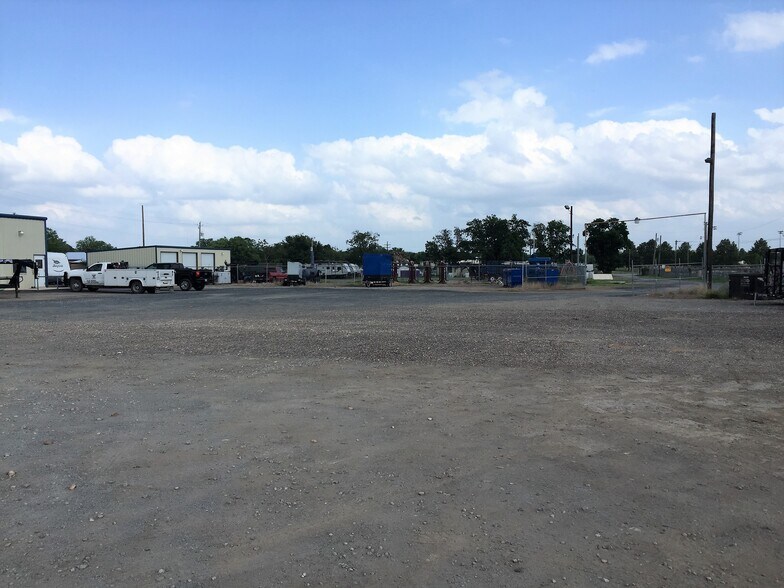 More Photos Of 211 Fm 1581, Pearsall Warehouse For Lease