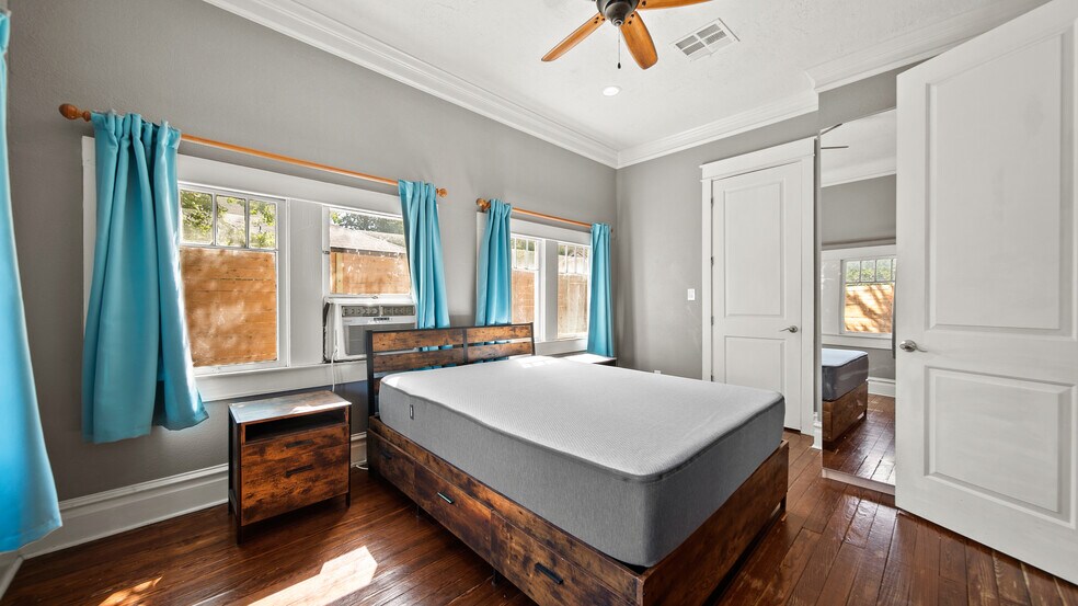 More Photos Of 6005 N Main St, Houston Office Residential For Sale