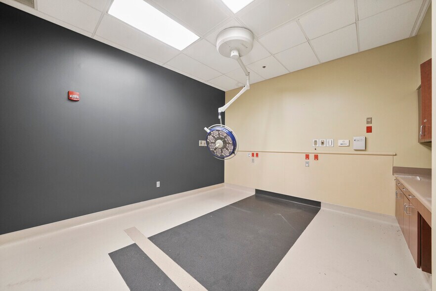 More Photos Of 27126 Northwest Fwy, Cypress Freestanding For Lease