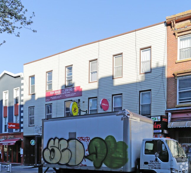 More Photos Of 204-206 Bedford Ave, Brooklyn Storefront For Lease