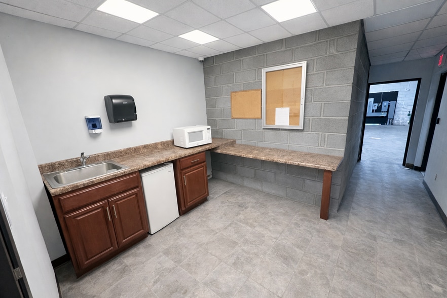 More Photos Of 205 E 1st Ave, Roselle Warehouse For Lease