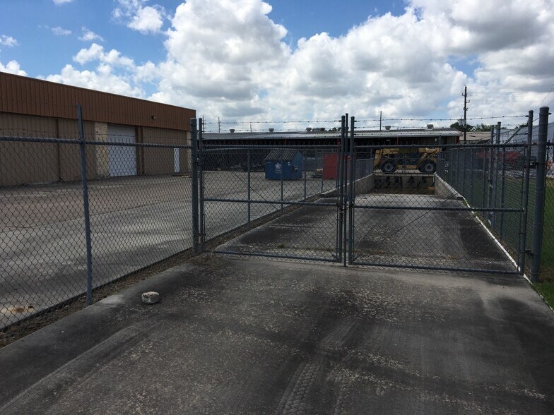 More Photos Of 1904 Humble Place Dr, Humble Industrial For Lease