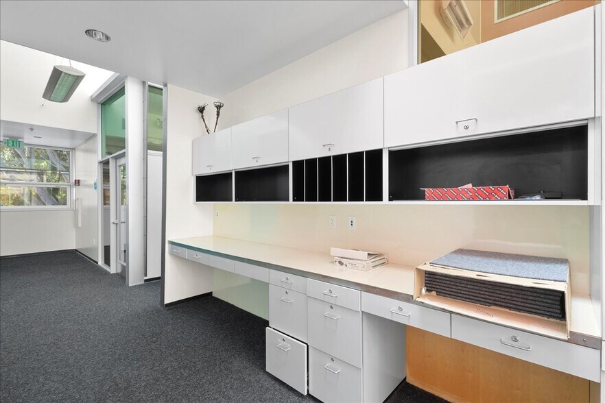 More Photos Of 482 W MacArthur Blvd, Oakland Medical For Sale