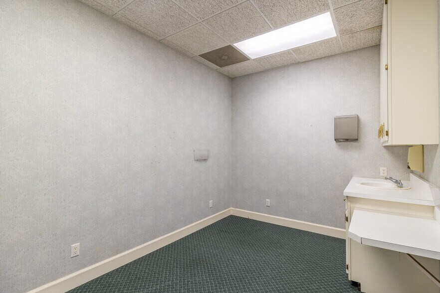 More Photos Of 1421 Ross Dr, Dalton Office For Sale